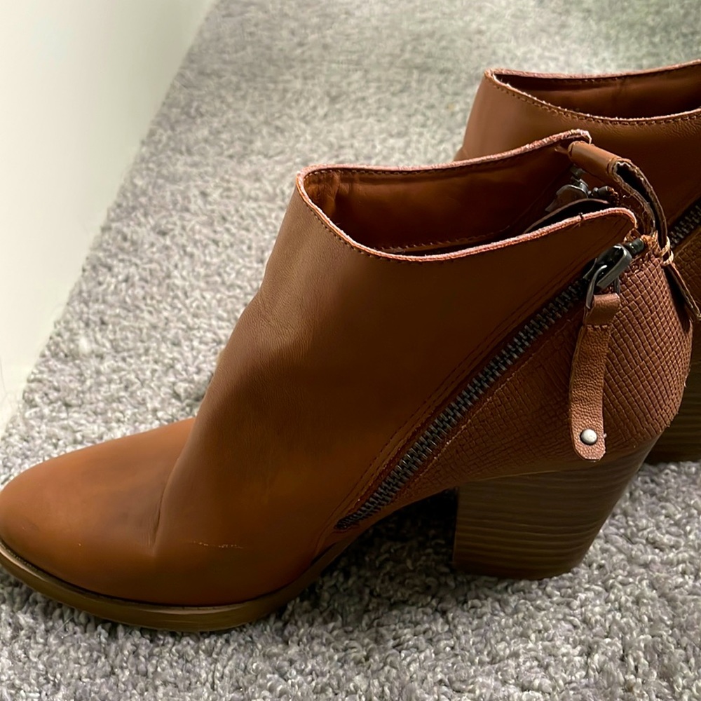 Size 7.5 Dolce Vida faux leather zipper up ankle boots in brown with size zipper